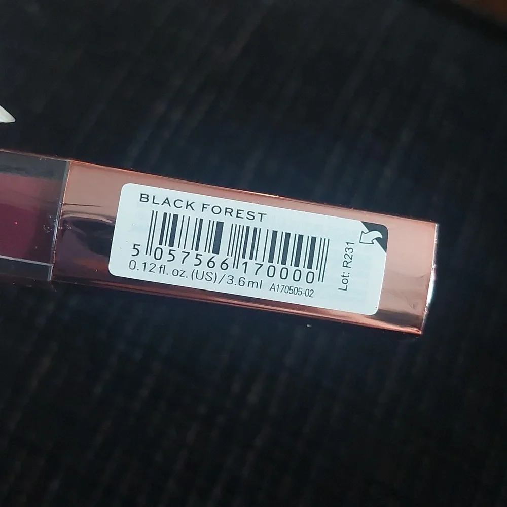 New makeup revolution lip vinyl black forest‎